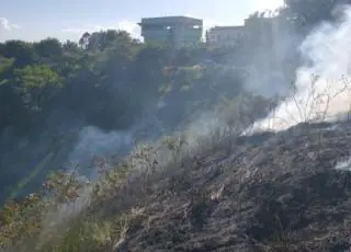 Secretaria de Meio Ambiente alerta para riscos de incêndio e agradece Bombeiros pelo combate ao fogo na Biquinha