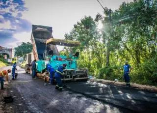 Secretaria de Projetos asfalta a Rua Grão-Pará, no bairro Novo Horizonte