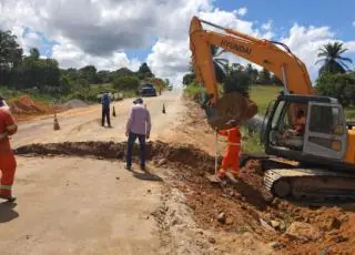 Seinfra realiza ações emergenciais na BR-489, entre Prado e Itamaraju