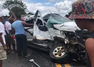 Seis pessoas ficam feridas em acidente entre caminhonete e carreta próximo a entrada de Rancho Alegre
