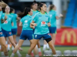 Seleção feminina realiza primeiro treino com todas as convocadas