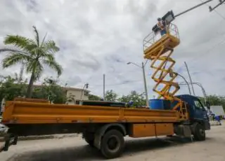 Semáforos novos começam a ser instalados em Teixeira de Freitas