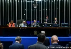 Senado aprova teto para salário mínimo e mudanças no BPC