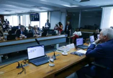 Senadores discutem ritmo de tramitação da PEC do fim da escala 6x1