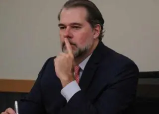 Senadores já falam em impeachment de Toffoli e Moraes