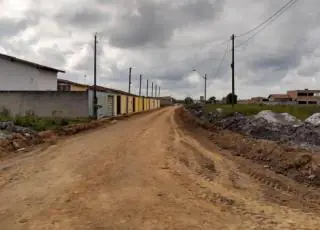 Serviço de aterro e patrolamento melhora acesso do bairro Cidade Nova-II em Itabatã