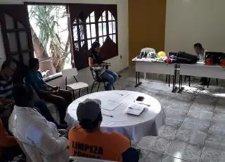 SESMT realiza treinamento para servidores do meio ambiente sobre a utilização correta de EPis durante a poda e corte de árvores