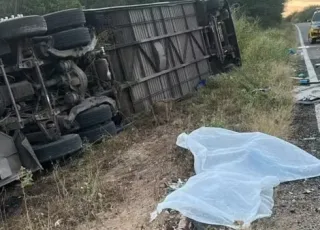 Sete morrem após ônibus com equipe de basquete sair da pista e capotar no Ceará