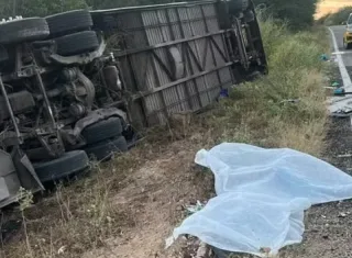 Sete morrem após ônibus com equipe de basquete sair da pista e capotar no Ceará
