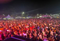 Show de Toque Dez atrai multidão na segunda noite do carnaval do Prado