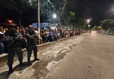Simulado da Polícia Militar contra crime a instituições financeiras atrai centenas de pessoas á Av. Getúlio Vargas em Teixeira de Freitas 