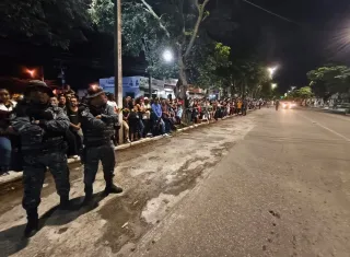 Simulado da Polícia Militar contra crime a instituiçõs financeiras atrai centenas de pessoas á Av. Getúlio Vargas em Teixeira de Freitas 