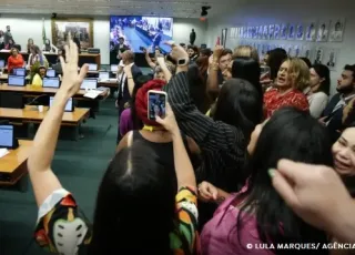 Sob protestos, CCJ da Câmara aprova PEC que proíbe aborto legal