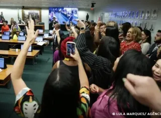 Sob protestos, CCJ da Câmara aprova PEC que proíbe aborto legal