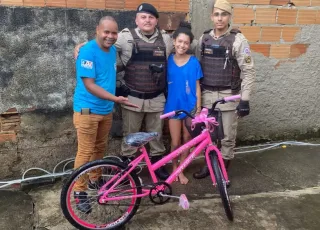 Soldados da Polícia Militar doam bicicleta a criança que teve a sua roubada em Teixeira de Freitas