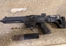 Submetralhadora artesanal e crack são apreendidos pela PM em bairro de Alcobaça