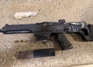 Submetralhadora artesanal e crack são apreendidos pela PM em bairro de Alcobaça