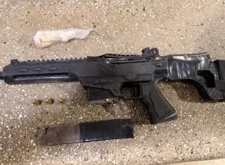 Submetralhadora artesanal e crack são apreendidos pela PM em bairro de Alcobaça