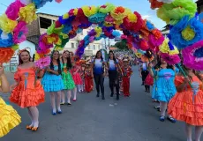 Sucesso: Prefeitura de Medeiros Neto realiza desfile junino no início do 35º Arraiá do Água Fria