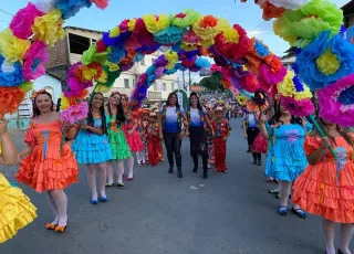 Sucesso: Prefeitura de Medeiros Neto realiza desfile junino no início do 35º Arraiá do Água Fria