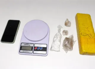 Suspeito de tráfico é preso com drogas e balança em Caravelas
