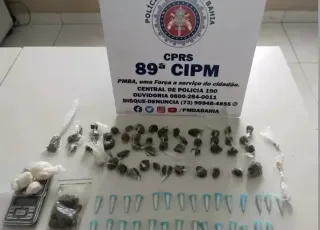 Suspeito dispensa sacola com drogas ao avistar viatura em Itabatã; homem fugiu pelo mato