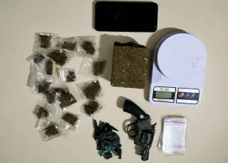 Homem é preso com cocaína, maconha e arma de fogo em Prado