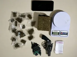 Suspeito é preso com cocaína, maconha e arma de fogo em Prado