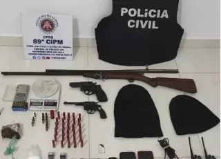 Suspeito é preso por tráfico em Nova Viçosa; menor suspeito de homicídio foi apreendido e armas e drogas também foram apreendidas