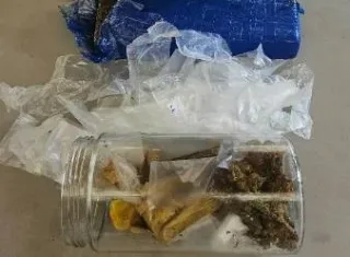 Suspeito foge ao perceber presença da PM e deixa quase 1 kg de maconha na Barra de Alcobaça