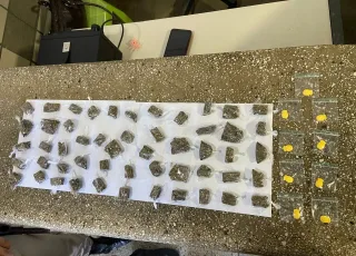 Suspeito foge ao ver polícia e deixa sacola com maconha e ecstasy para trás, em Teixeira de Freitas