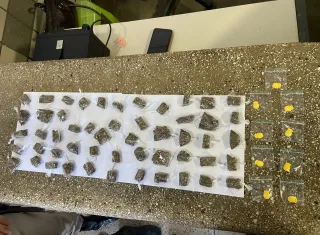 Suspeito foge ao ver polícia e deixa sacola com maconha e ecstasy para trás, em Teixeira de Freitas