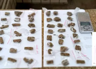 Suspeito foge ao ver viatura e deixa sacola com drogas para trás em Teixeira de Freitas