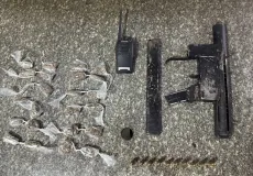 Suspeito foge da PM e abandona submetralhadora, drogas e munições em Monte Pascoal