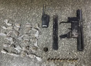 Suspeito foge da PM e abandona submetralhadora, drogas e munições em Monte Pascoal