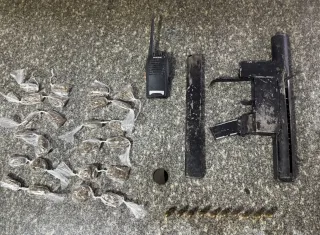 Suspeito foge da PM e abandona submetralhadora, drogas e munições em Monte Pascoal