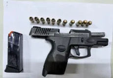 Suspeitos abandonam arma e moto com restrição durante fuga em Porto Seguro