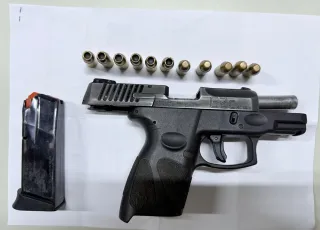 Suspeitos abandonam arma e moto com restrição durante fuga em Porto Seguro