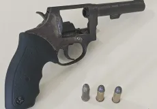 Suspeitos fogem ao avistar viaturas e deixam arma para trás em Prado