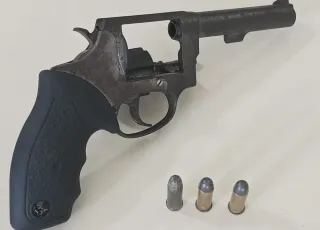 Suspeitos fogem ao avistar viaturas e deixam arma para trás em Prado