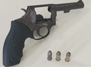 Suspeitos fogem ao avistar viaturas e deixam arma para trás em Prado