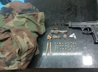 Suspeitos fogem após confronto com a PM e deixam drogas e simulacro para trás em Eunápolis