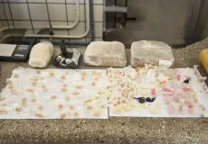 Suspeitos fogem pelos quintais ao ver polícia e abandonam mochila com drogas em Teixeira de Freitas