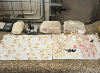 Suspeitos fogem pelos quintais ao ver polícia e abandonam mochila com drogas em Teixeira de Freitas