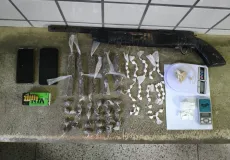 Suspeitos são presos com drogas e arma durante patrulhamento na BA-290, em Alcobaça