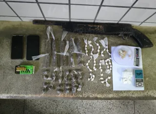 Suspeitos são presos com drogas e arma durante patrulhamento na BA-290, em Alcobaça