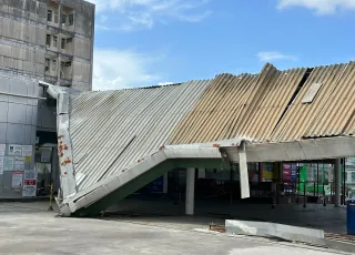 Susto- Cobertura de posto de combustível desaba no centro de Teixeira de Freitas 