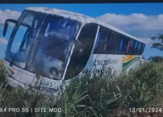 Susto na BA-290 – Ônibus da Expresso Brasileiro sai da pista após falha na barra de direção