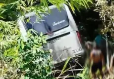 Susto na estrada: Ônibus sai da pista e tomba na estrada entre Porto Seguro e Trancoso