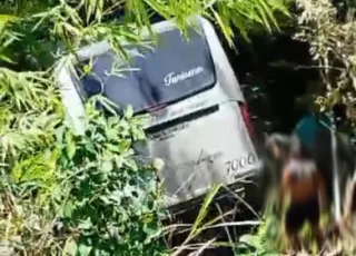 Susto na estrada: Ônibus sai da pista e tomba na estrada entre Porto Seguro e Trancoso